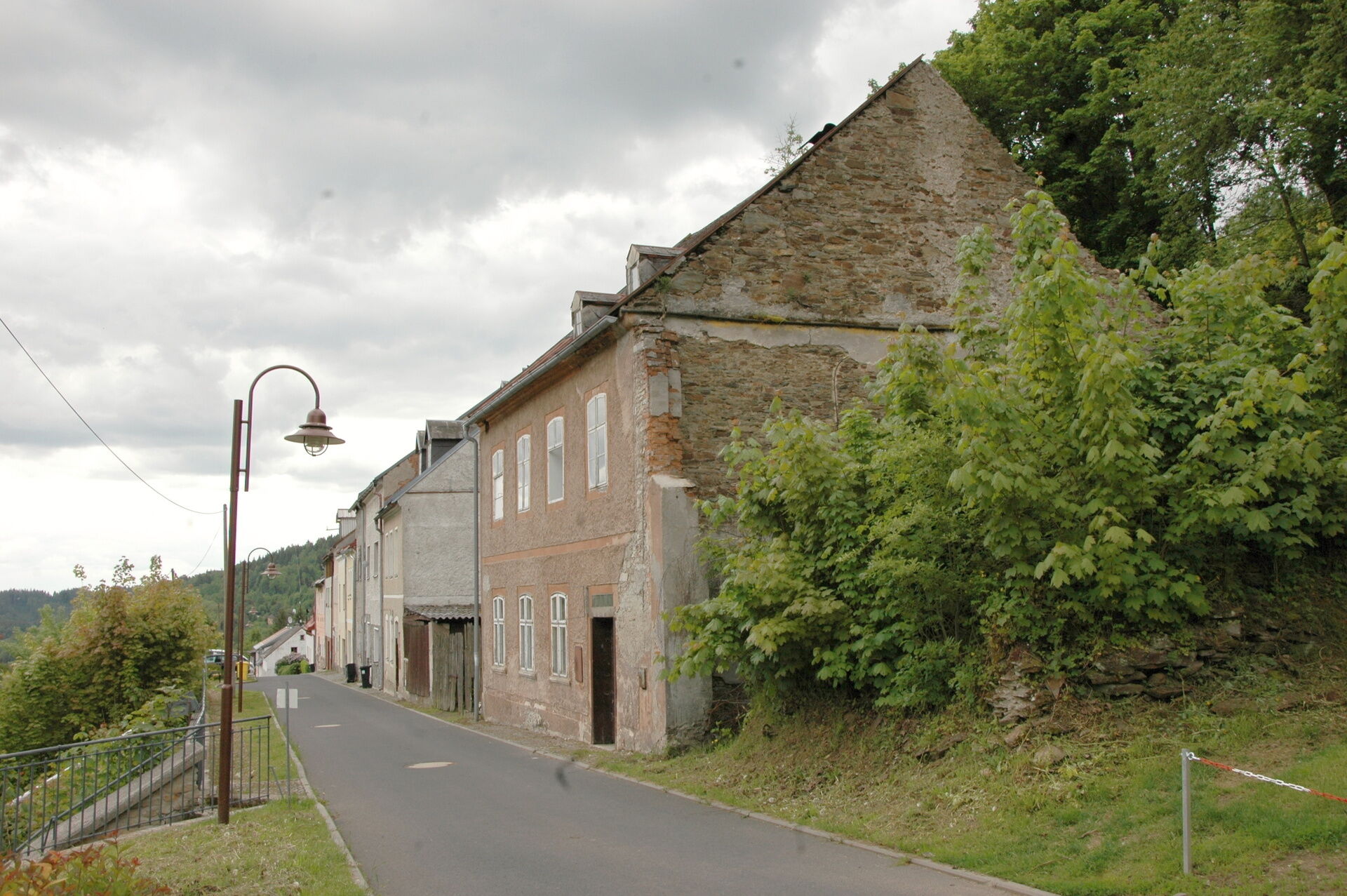 Dva domy se zahradou a stavební pozemek v Jáchymově