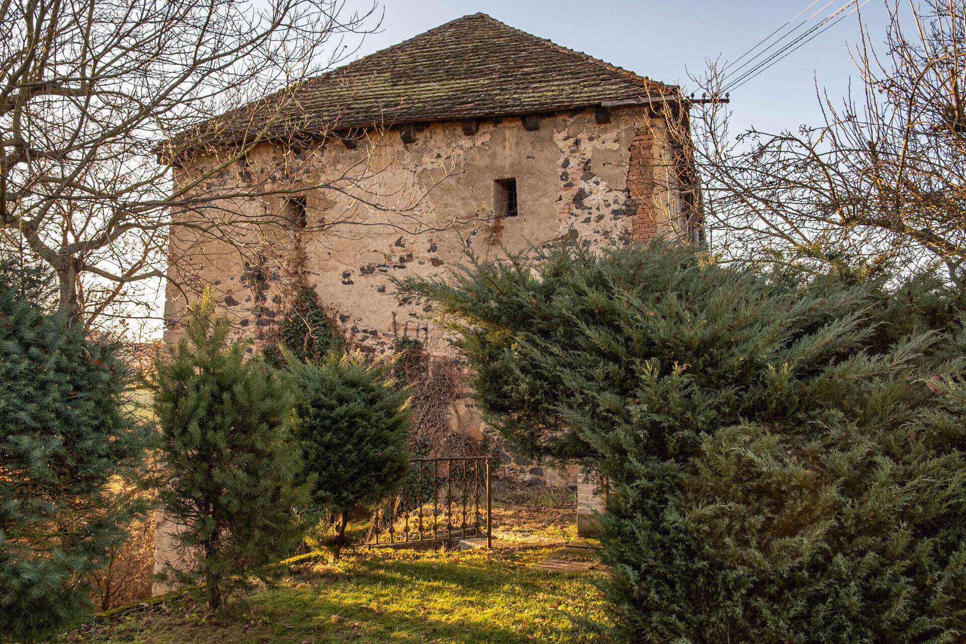 Pěkná chalupa s historickým geniem loci v obci Žákava