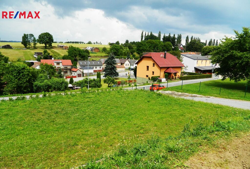 Výhled z pozemku na centrum Dražic.