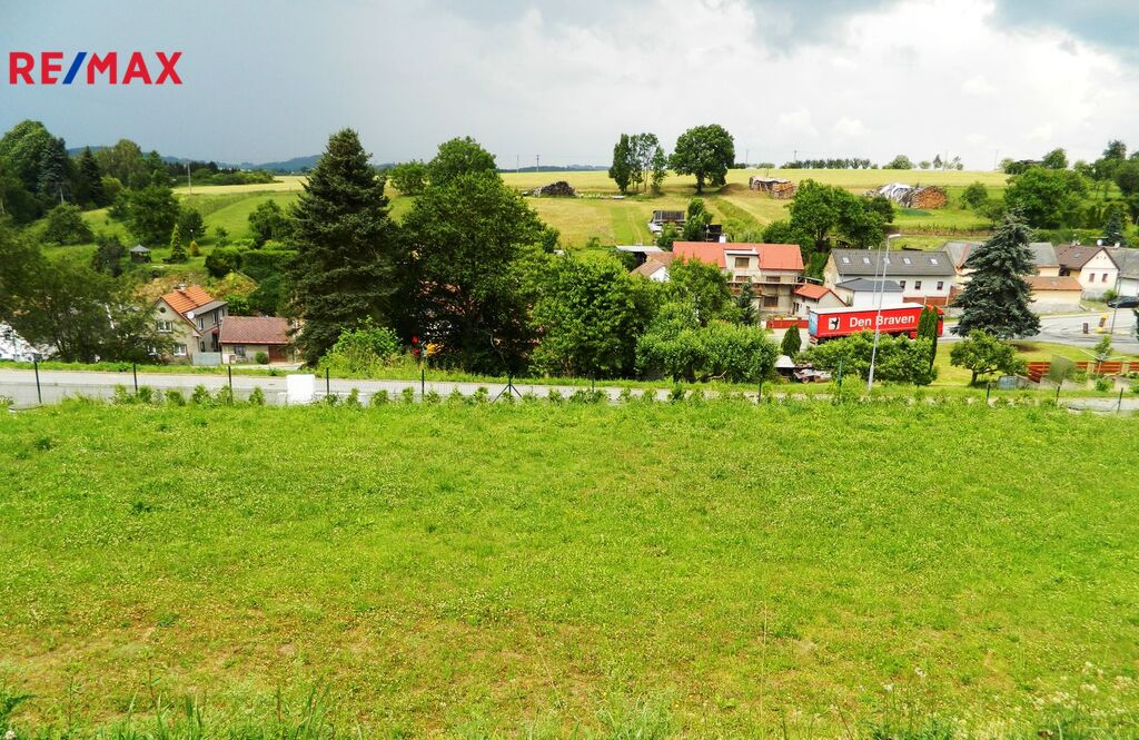 Pohled na pozemek.