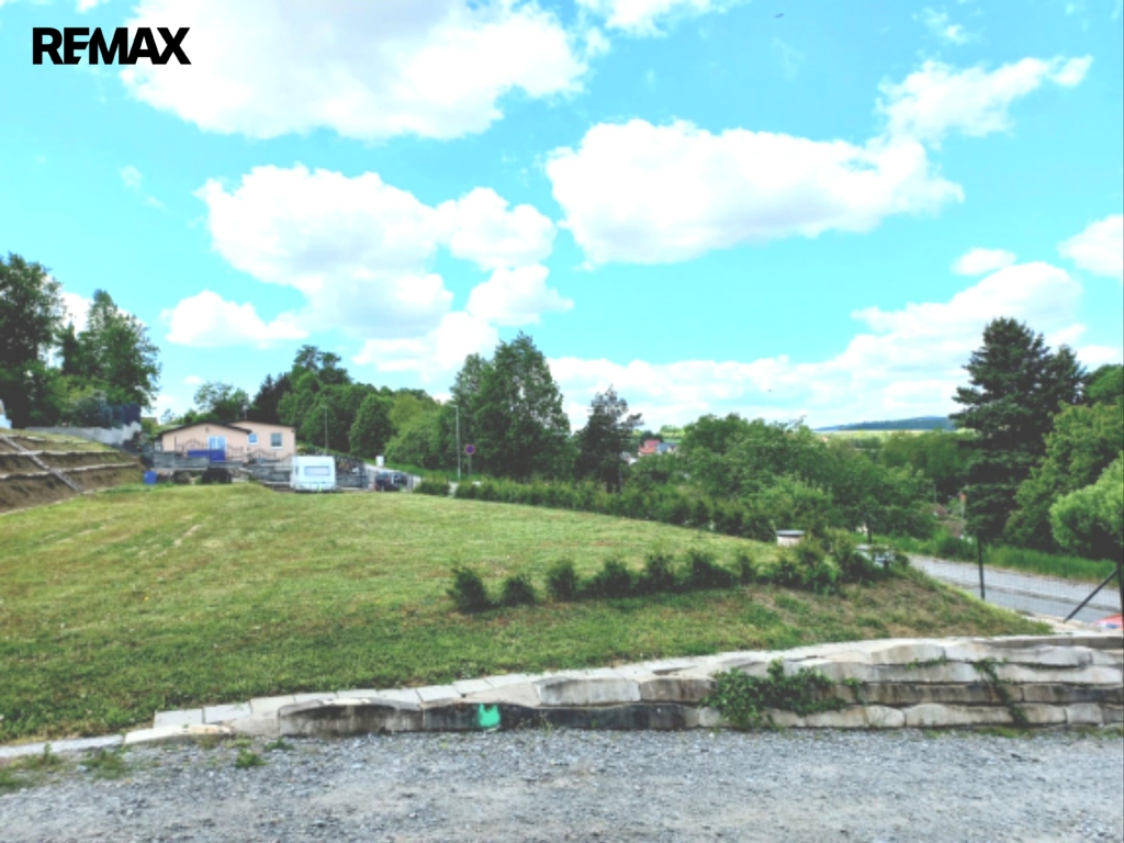 Pohled od příjezdové cesty.