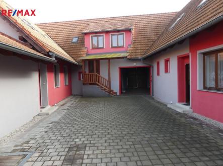 Prodej - nájemní dům, 363 m²