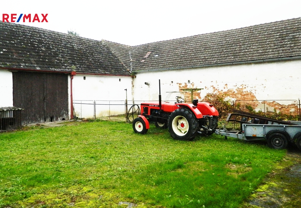 U stodoly a vnitřní zahrádky.