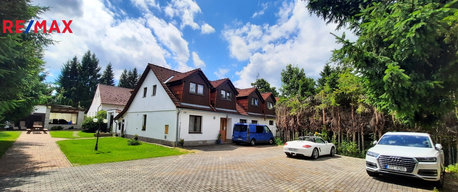 boční pohled s parkovištěm v areálu