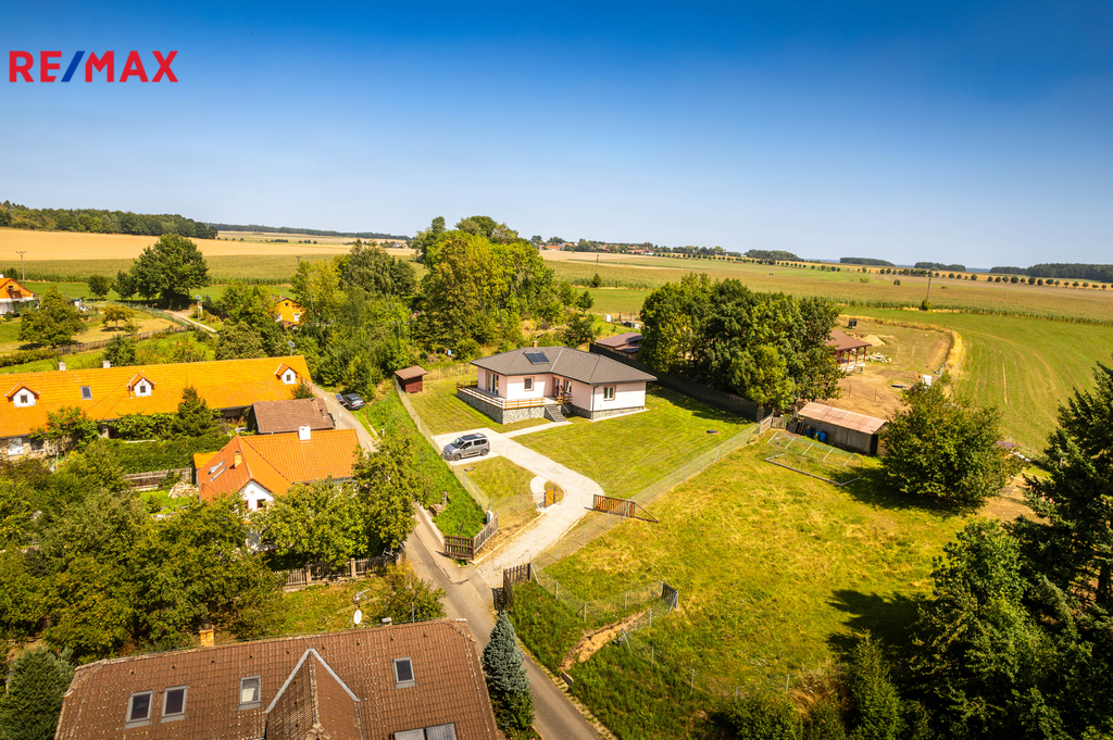 Dům leží v klidné části obce.