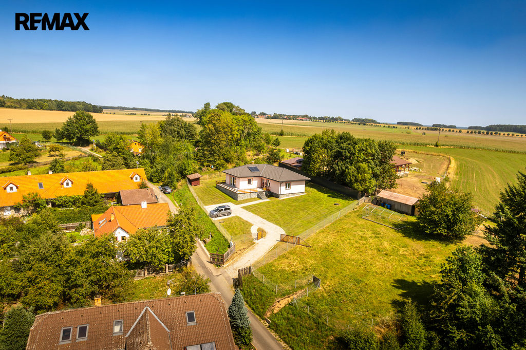 Dům leží v klidné části obce.