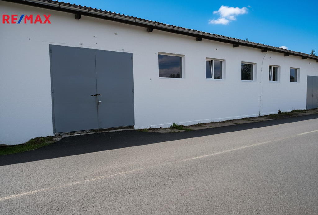 Příjezdová vrata.