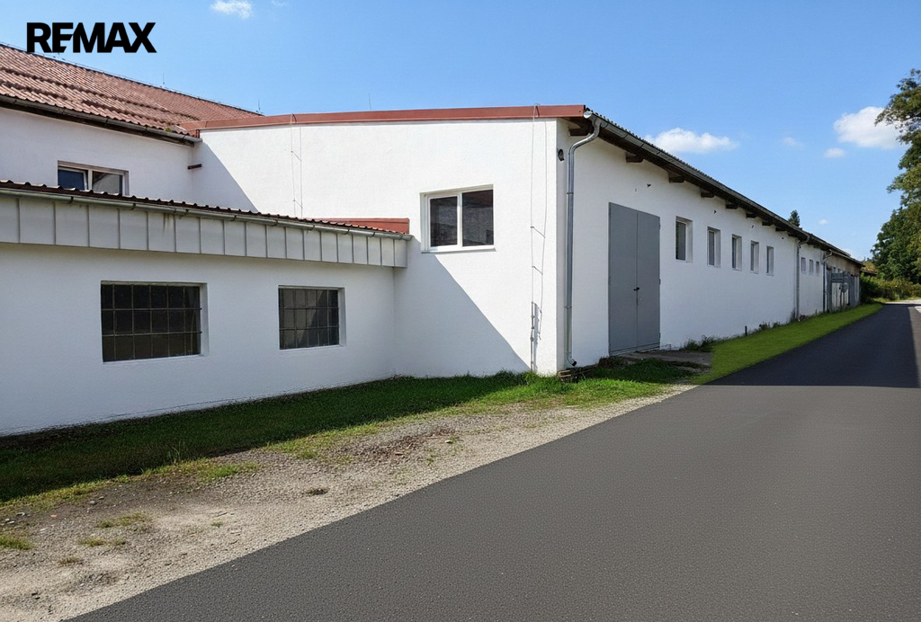 Příjezd k hale od hlavního tahu České Budějovice - Hluboká