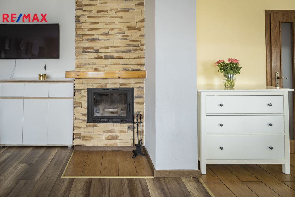 Krbová vložka v obývacím pokoji