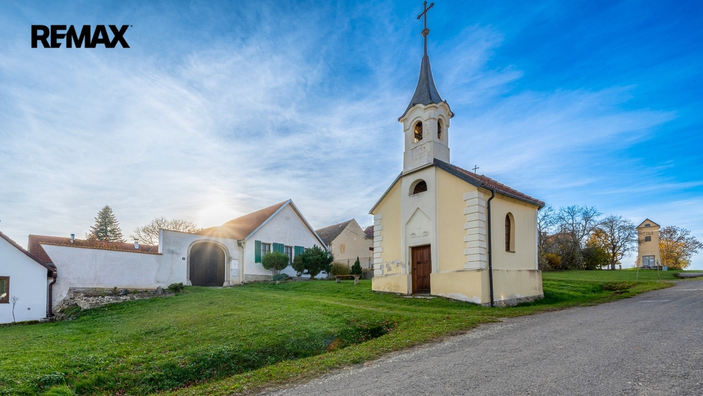 čelní pohled od kapličky