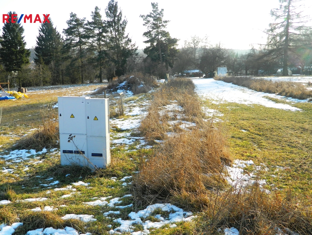 Na slunné pozemku je elektrokaplička.