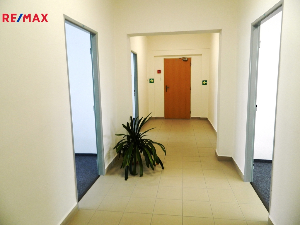 Chodba ke třem novým kancelářím.