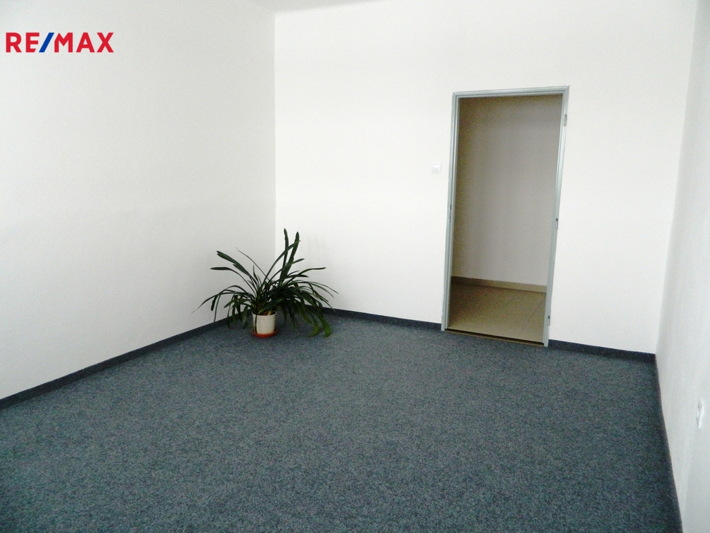 Kancelář má novou výmalbu i koberec.