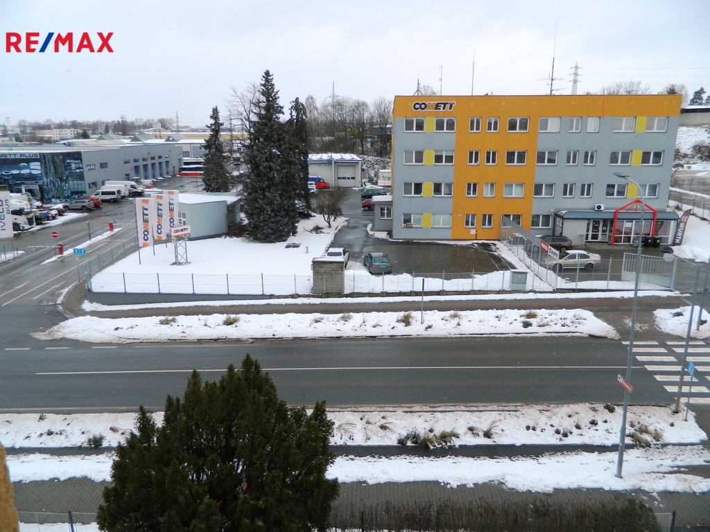 Výhled z kanceláře na Cýnovskou ulici.