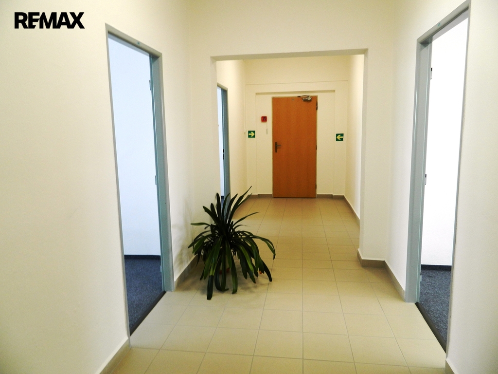 Chodba spojující 3 nové kanceláře.