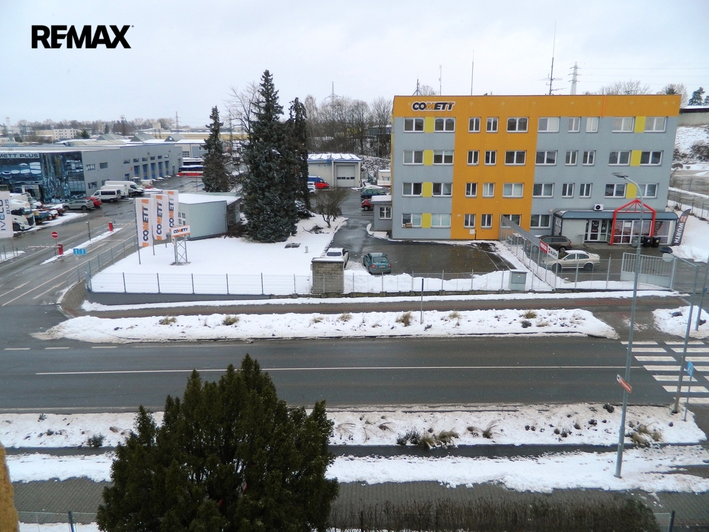 Výhled z kanceláře na Cýnovskou ulici.