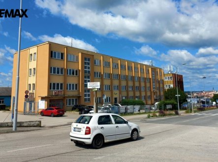 Pronájem moderní nové kanceláře 17m2 v lukrativní obchodní lokalitě Tábora.