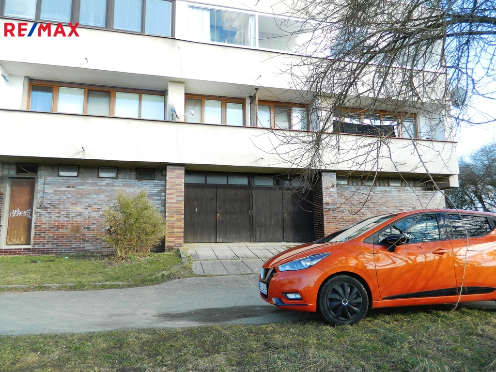 Ke garáži je příjezd po asfaltové komunikaci.