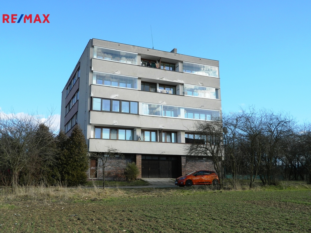 Bytový dům, v němž jsou garáže.