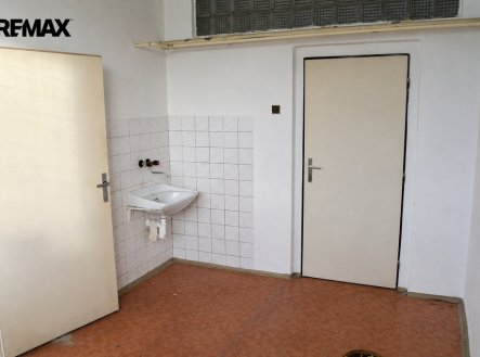 Pronájem prostorů vhodných pro drobné služby i kancelář - Strunkovice nad Blanicí