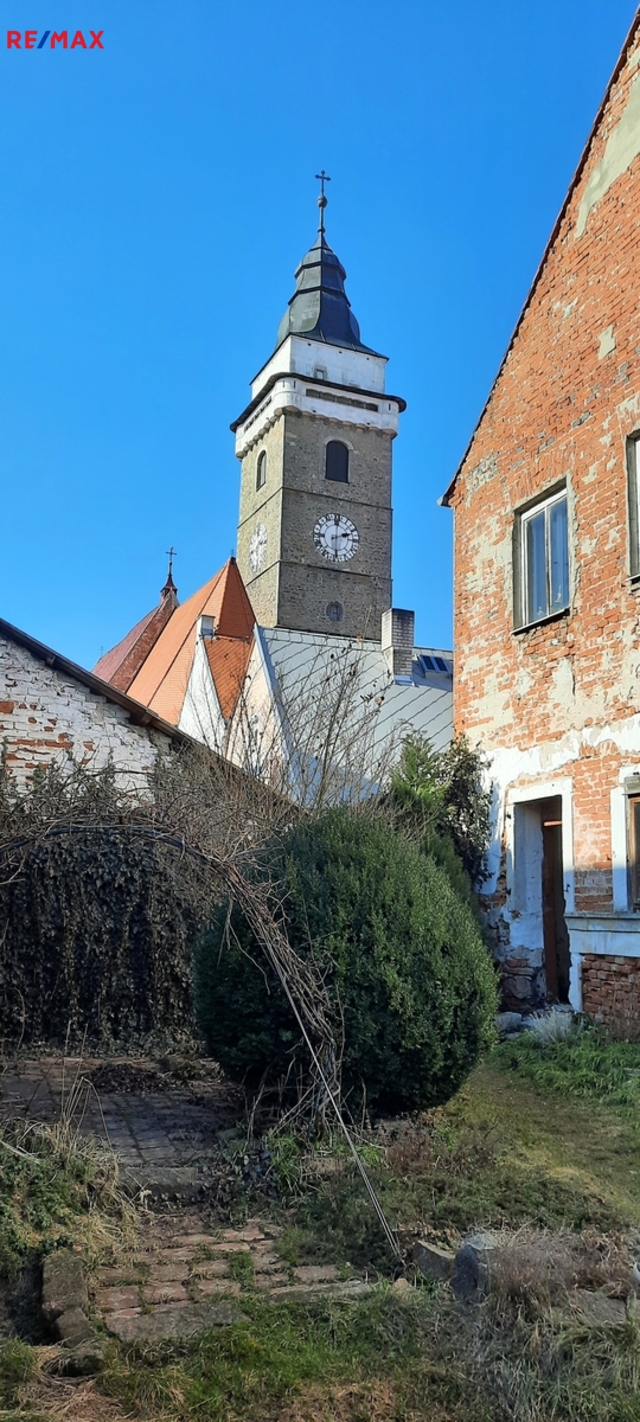 zadní pohled s výhledem na městskou věž