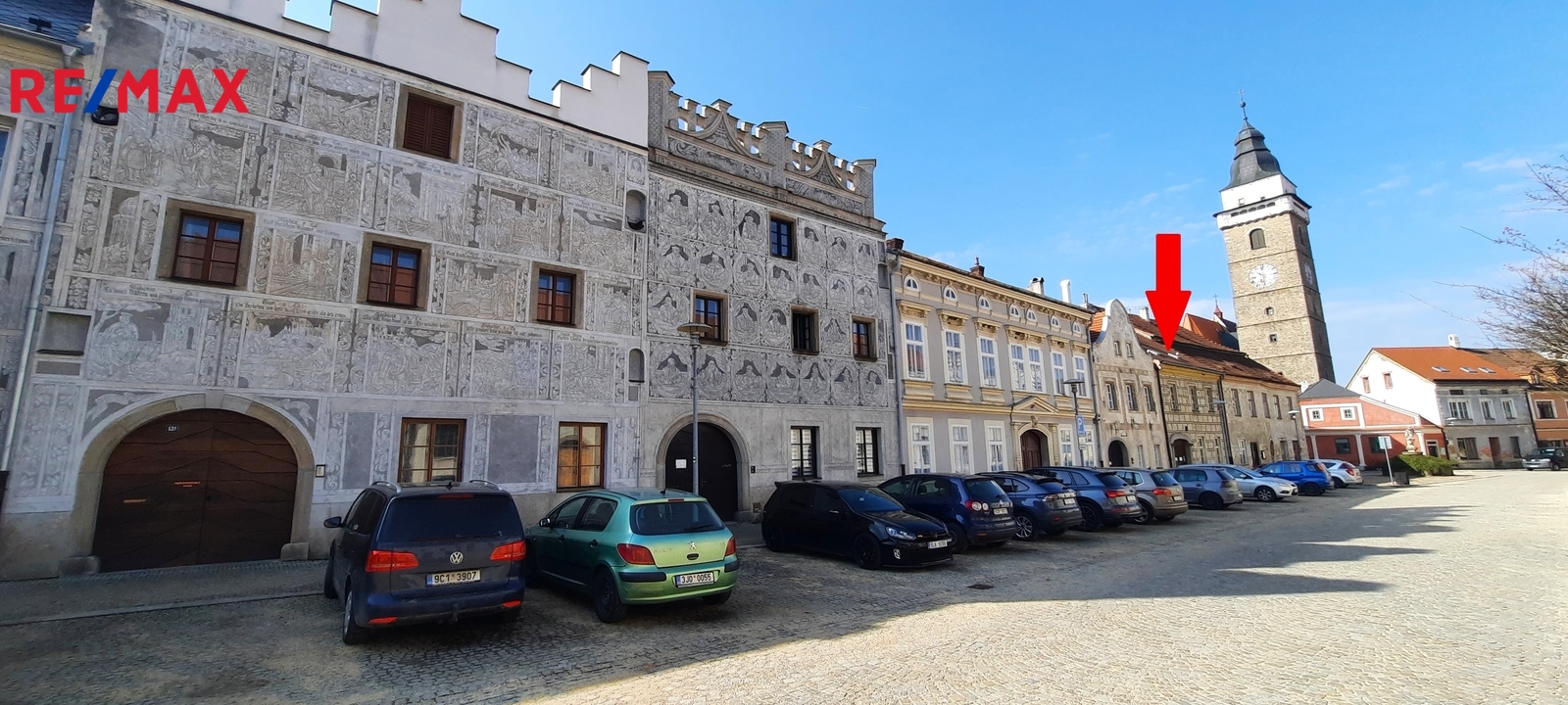 pohled na dům a náměstí