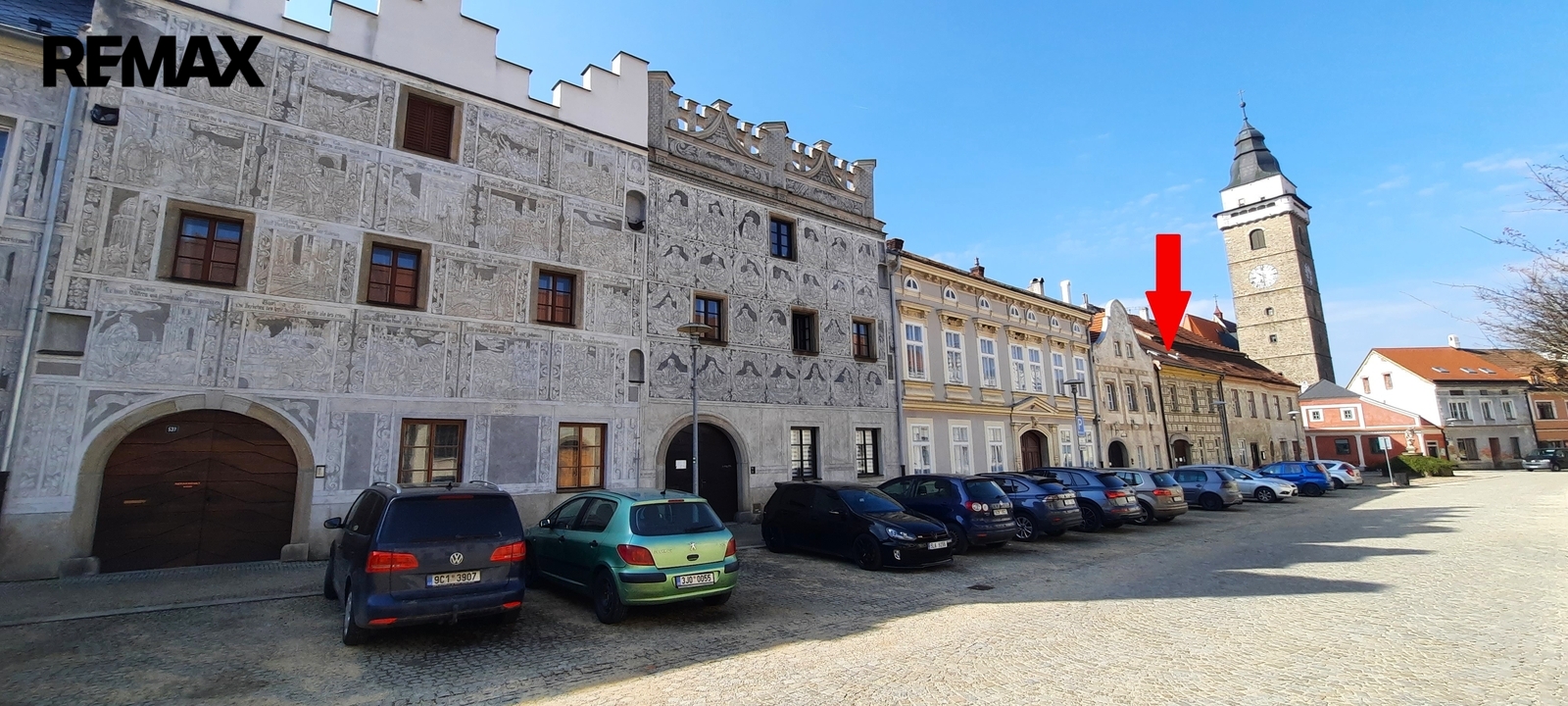 pohled na dům a náměstí