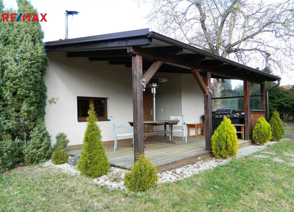 Pod pergolou je i vyhřívací lampa a gril.