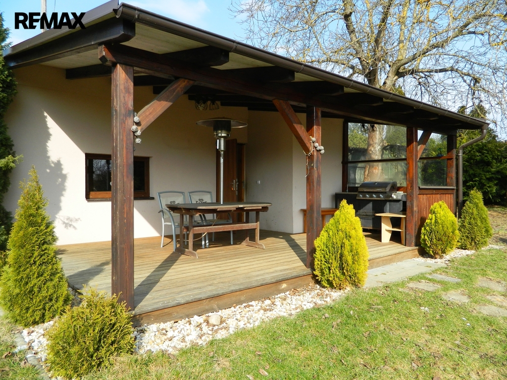 Chata je zděná, s pergolou orientovanou na jih.