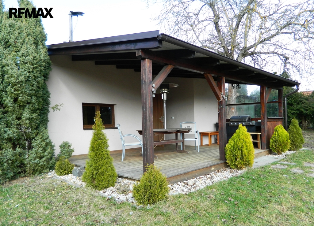 Pod pergolou je i vyhřívací lampa a gril.