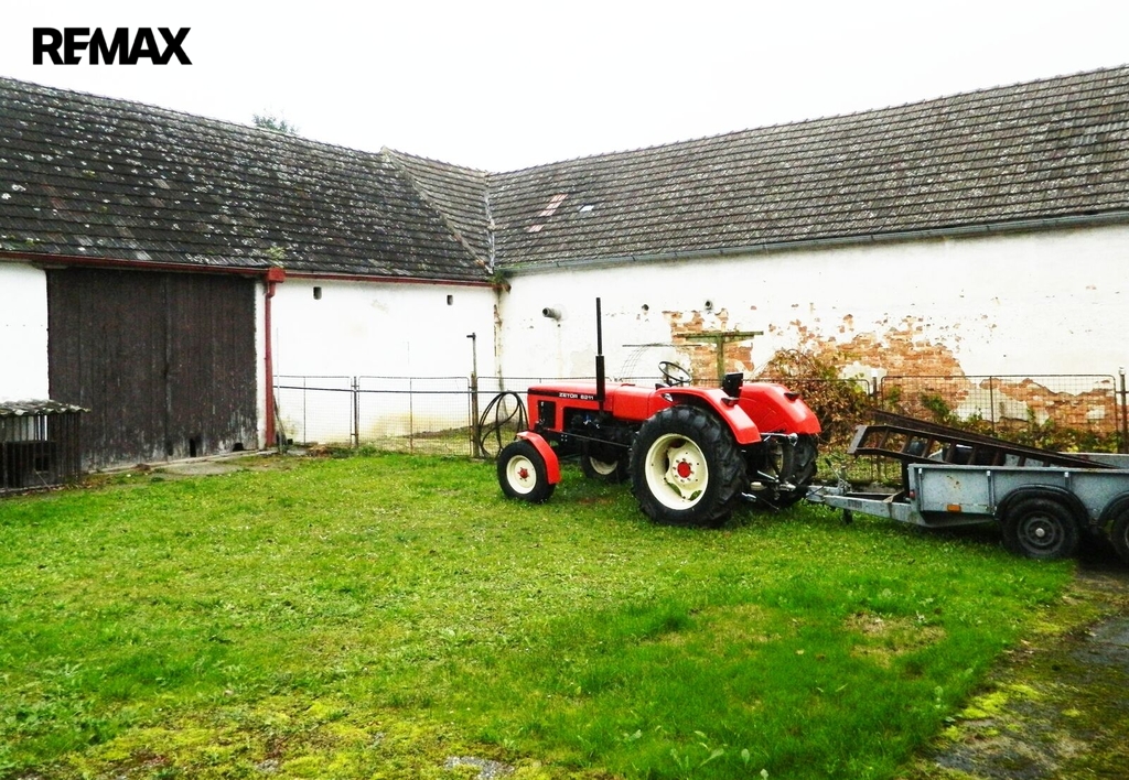 U stodoly a vnitřní zahrádky.