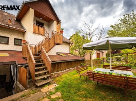 Prodej investičního rodinného domu se třemi bytovými jednotkami v  Husinci