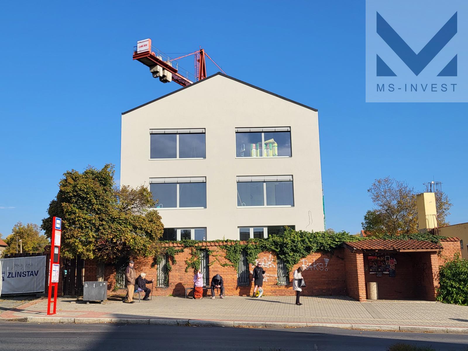 Pohled na budovu B z ul. Čsl. Armády.jpg