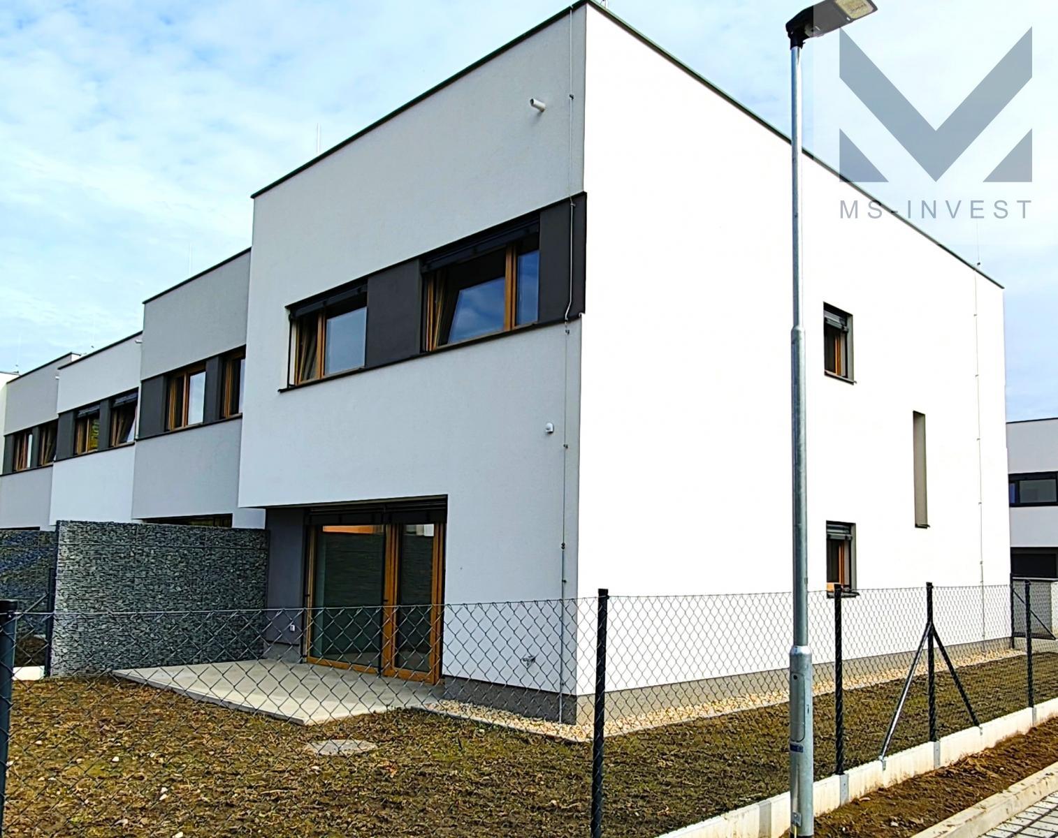 Zahrada za domem F-1..jpg