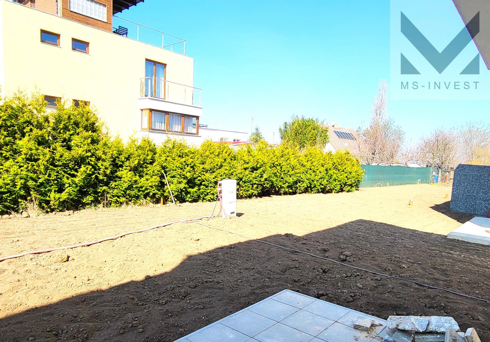 Zahrada za domem F -5...jpg