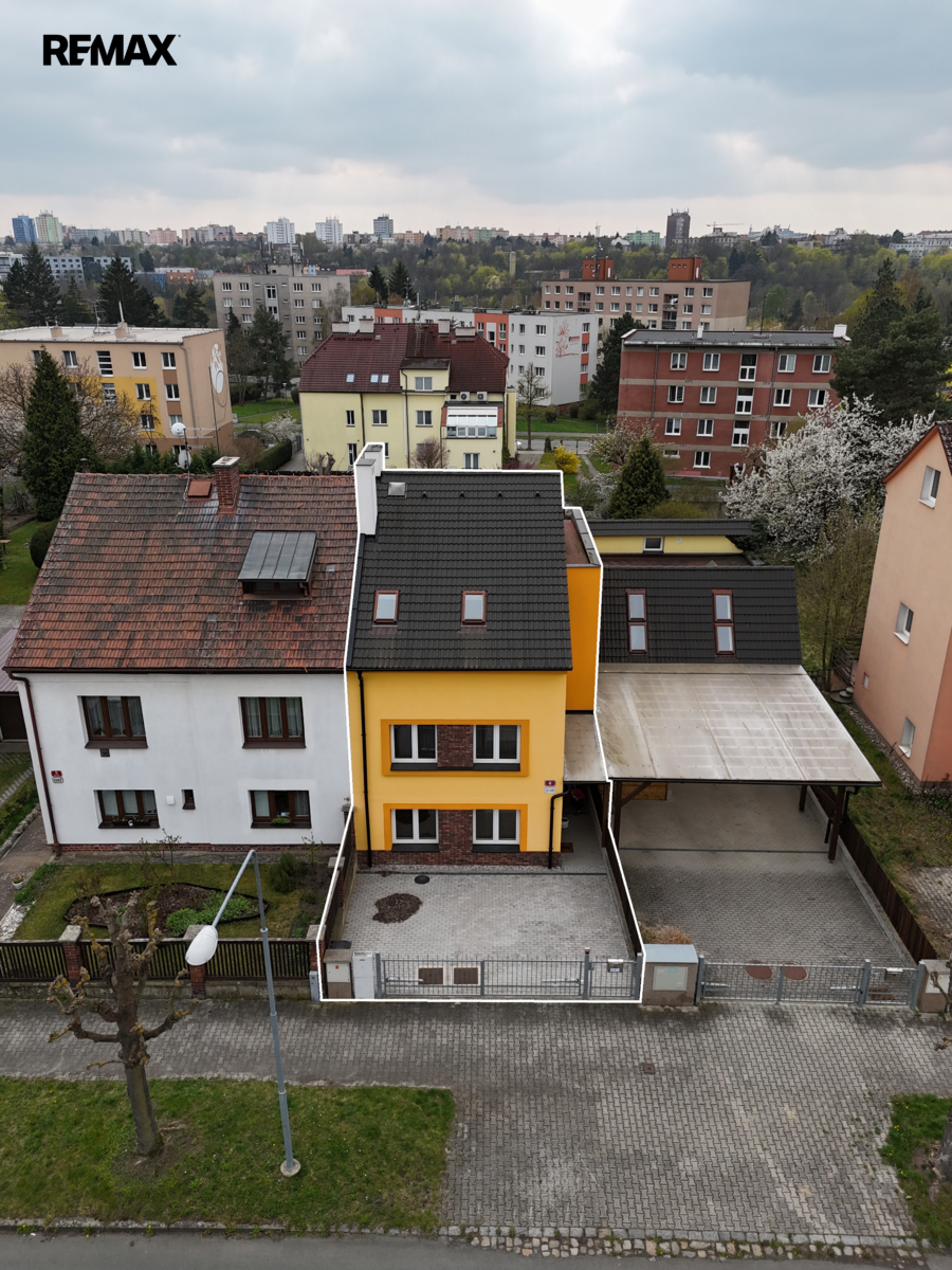 Pohled na dům z dronu