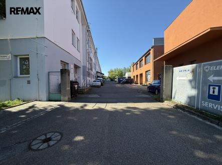 Pronájem skladu, 600 m²