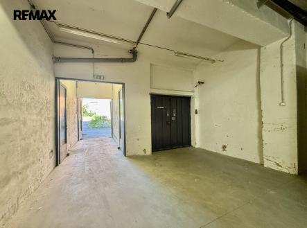 Pronájem skladu, 600 m²