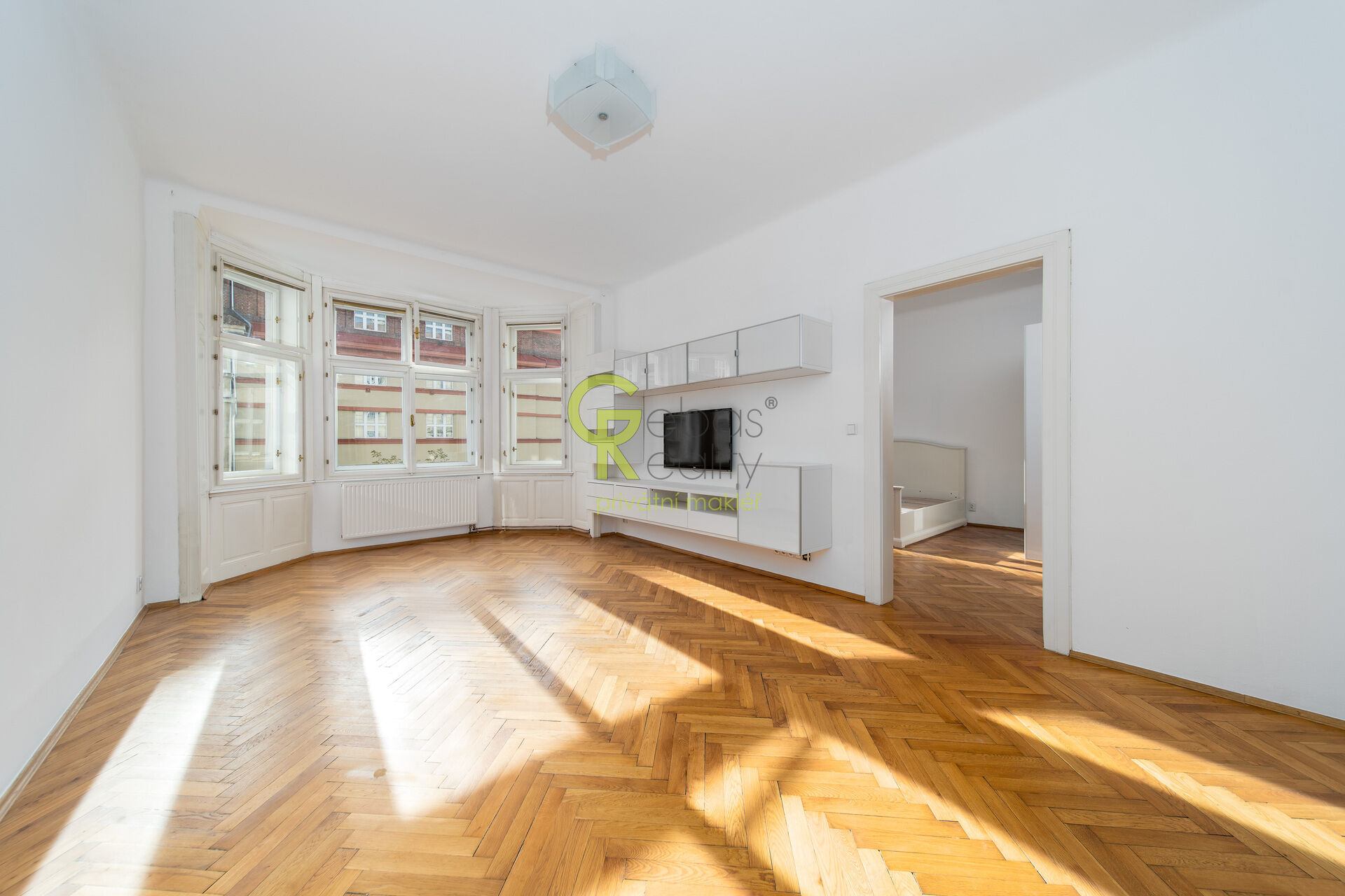 Pronájem prostorného a světlého bytu 3+1 s balkonem - ul.Vinohradská – Praha 3