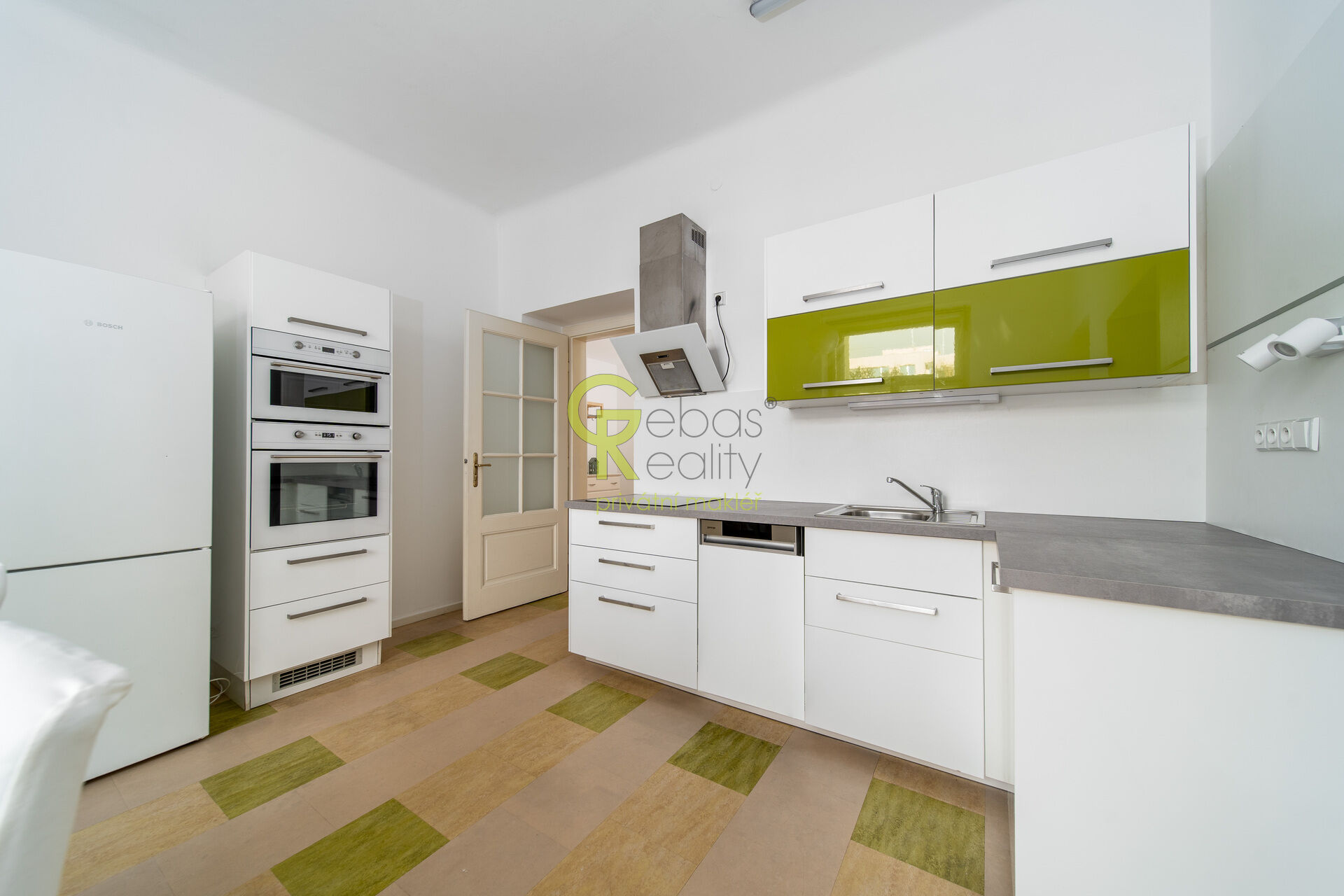 Pronájem prostorného a světlého bytu 3+1 s balkonem - ul.Vinohradská – Praha 3