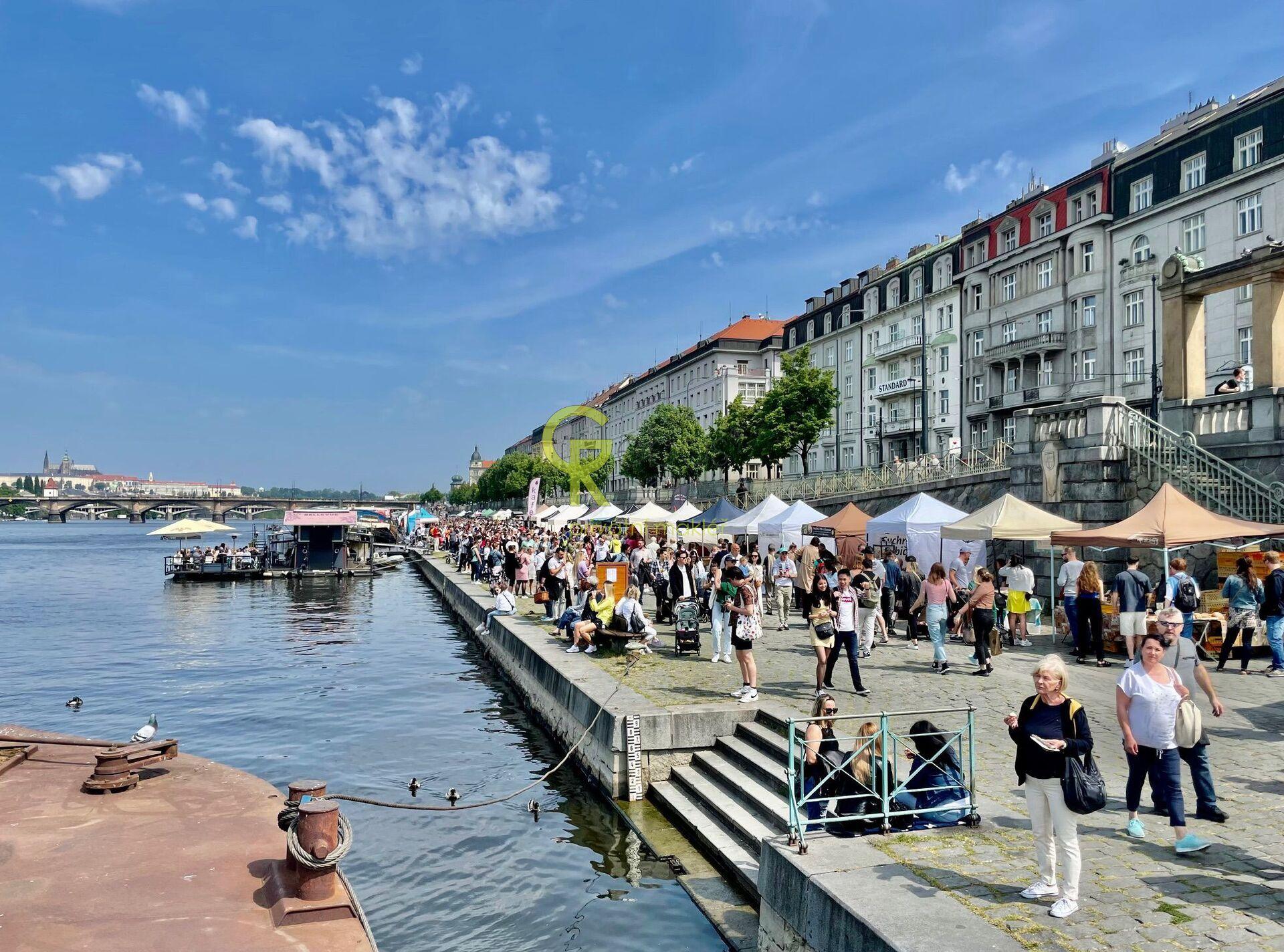 Pronájem stylového 1+1 po kompletní rekonstrukci – Na Výtoni, Praha 2