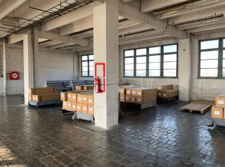 Pronájem - skladovací prostor, 1 422 m²