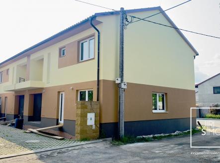 Novostavba samostatné poloviny dvojdomu Dehtáry (Praha-východ) s výměrou 195 m2