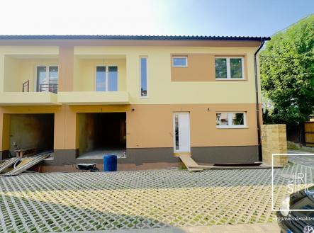 Bytová jednotka v novostavbě samostatné poloviny dvojdomu Dehtáry (Praha-východ) s výměrou 195 m2