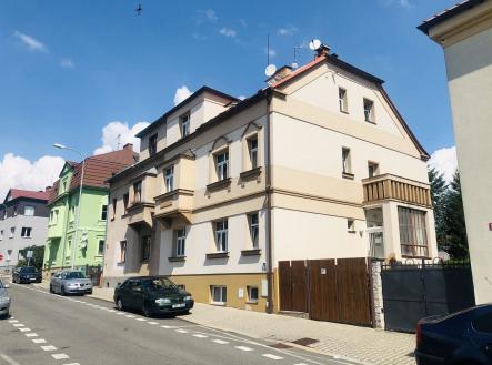 Pronájem bytu 1kk s balkónem v cihlovém domě v Mladé Boleslavi, ulice Bezručova