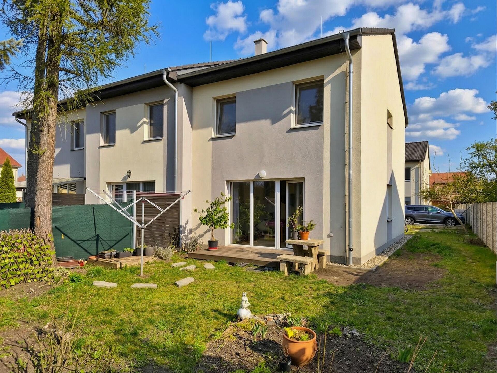 Řadový rodinný dům (2016) 105 m2, pozemek 281 m2