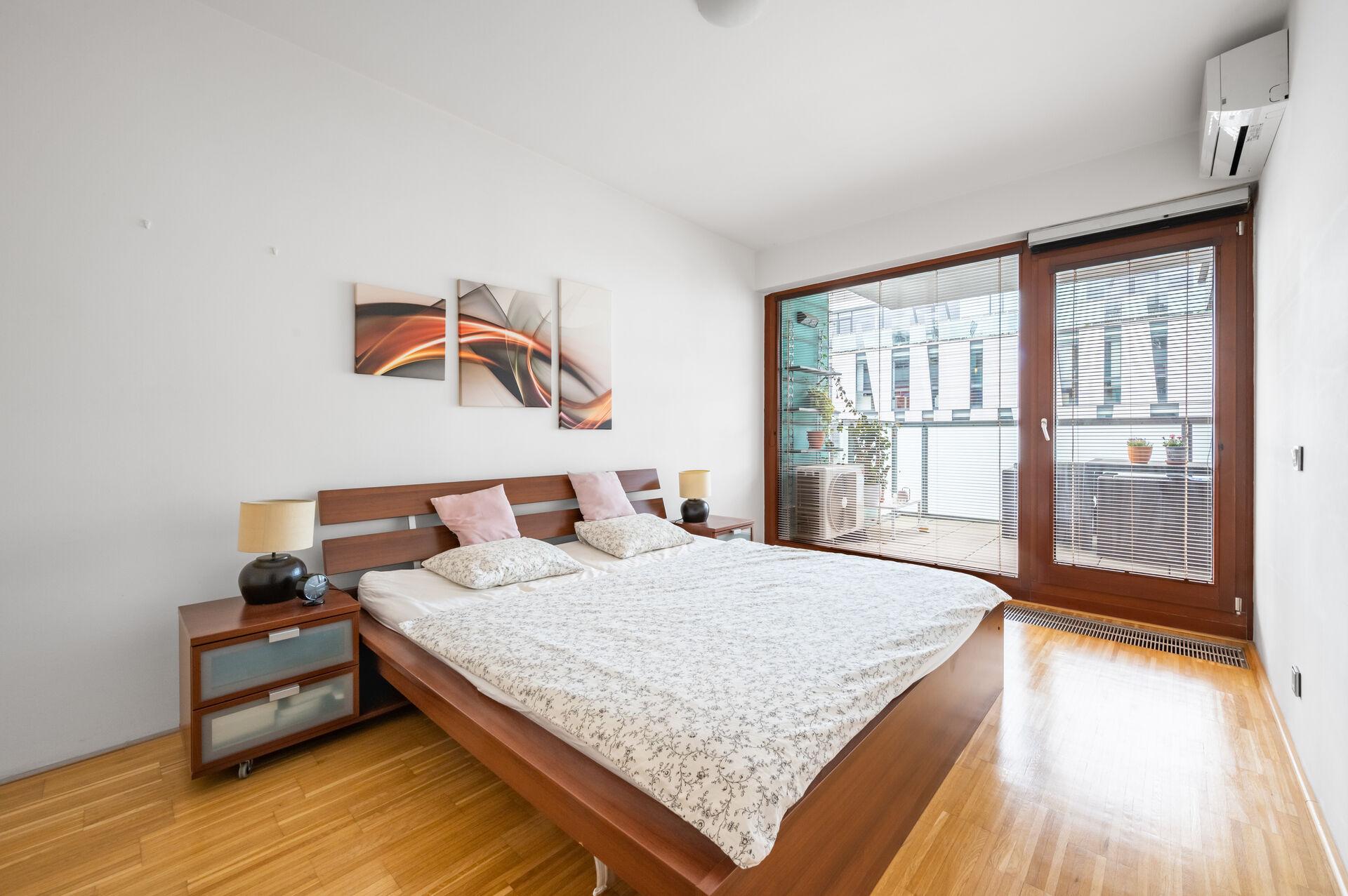 Pronájem bytu 2+kk, 60 m² s terasou a garážovým stáním, River Diamond, Praha Karlín