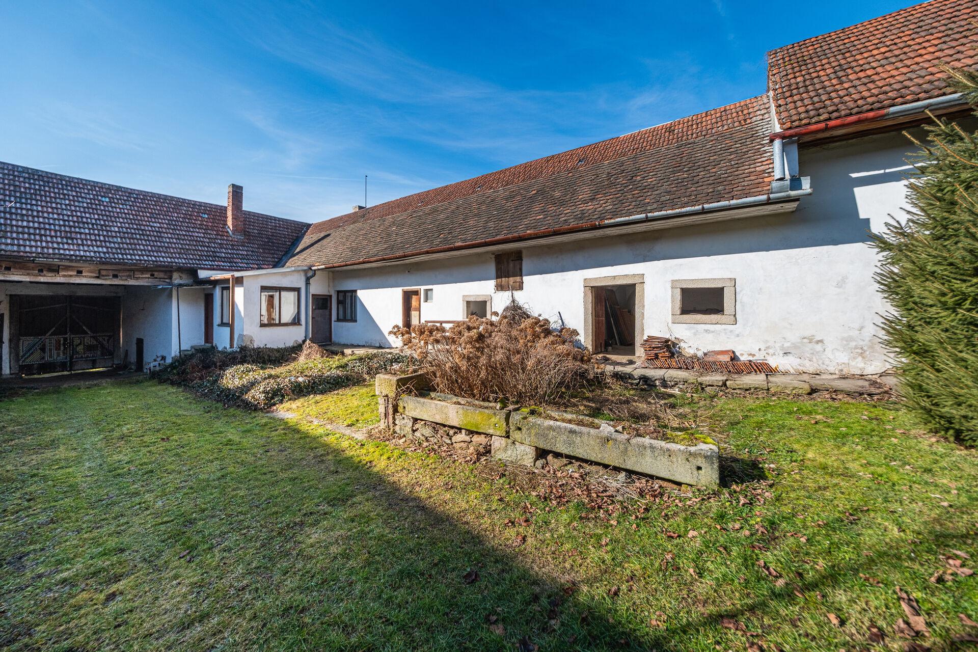 Prodej rodinného domu 240 m² s pozemkem 6614 m²