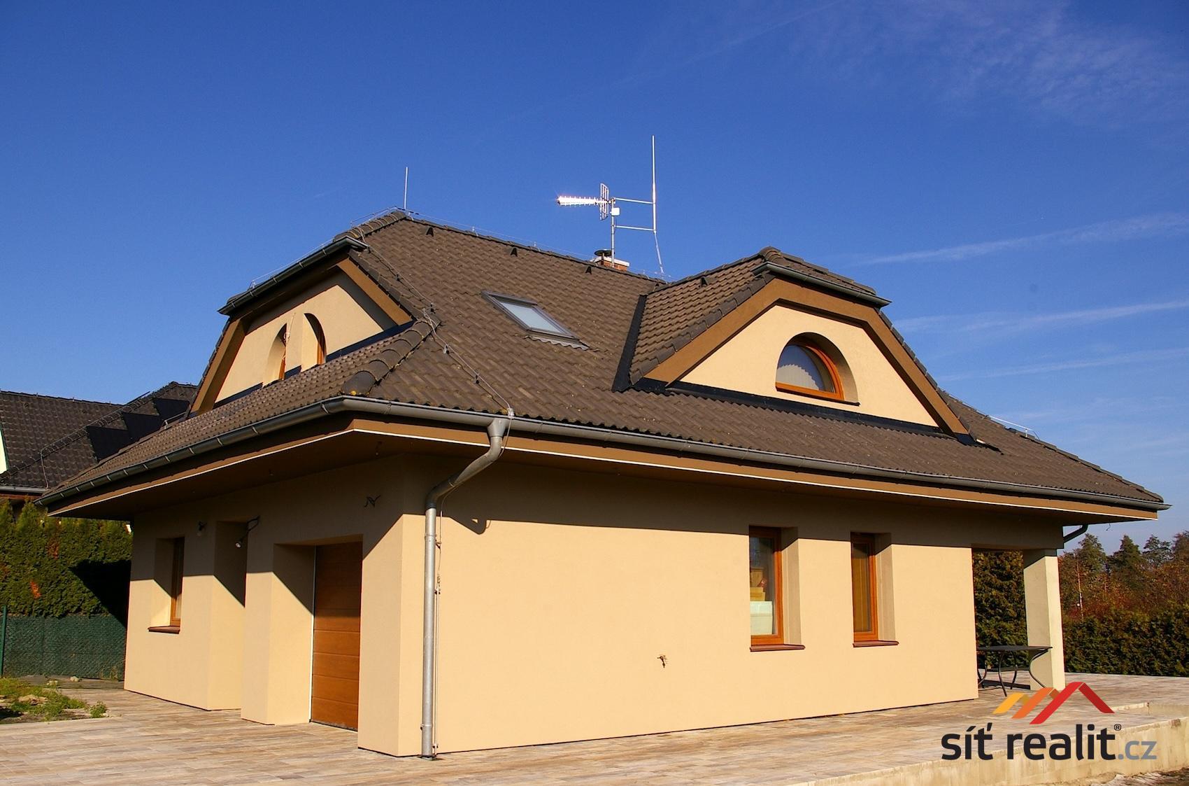 01a - Pohled na dum od ulice - IMGP4893.JPG