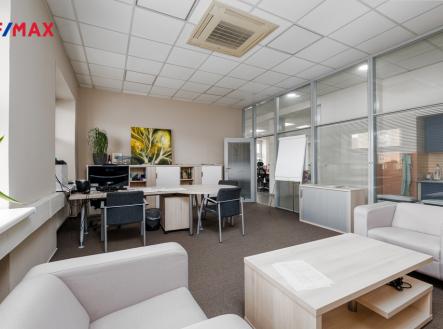 Pronájem kanceláře, 563 m²
